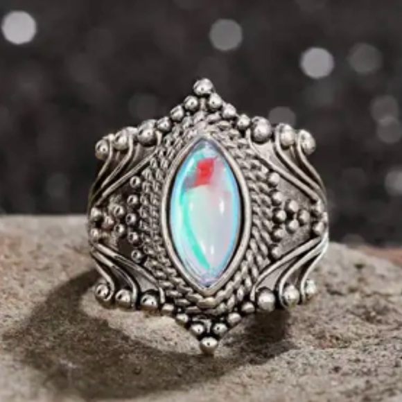Jewelry - Silver Tone mood ring moonstone
Victoria style Size 7